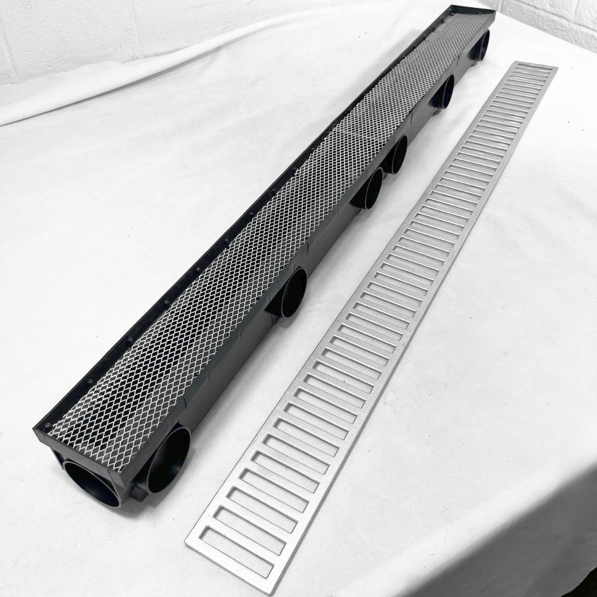 Ralo Linear Anti Insetos 8X100cm com Grelha em Alumínio Fundido e Coletora Sequencial com saída de 50mm