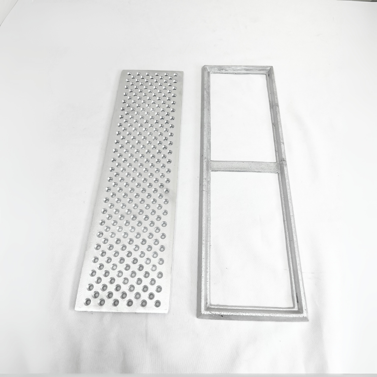 Ralo Linear Perfurado 15x50 com aro de fixação anti-inseto "Bolinha"